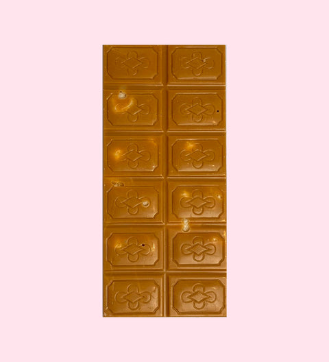 Caramel and macadamia nut block. Smooth creamy Belgian chocolate and crunchy macadamia nuts. 