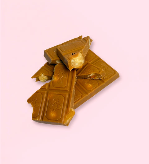 Caramel and macadamia nut block. Smooth creamy Belgian chocolate and crunchy macadamia nuts. 