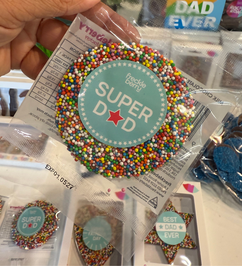 Creamy Belgian chocolate (available in 3 variants - dark, milk or white) topped with colourful multi sprinkles, personalised with “Super Dad” label/design for a sweet celebration.