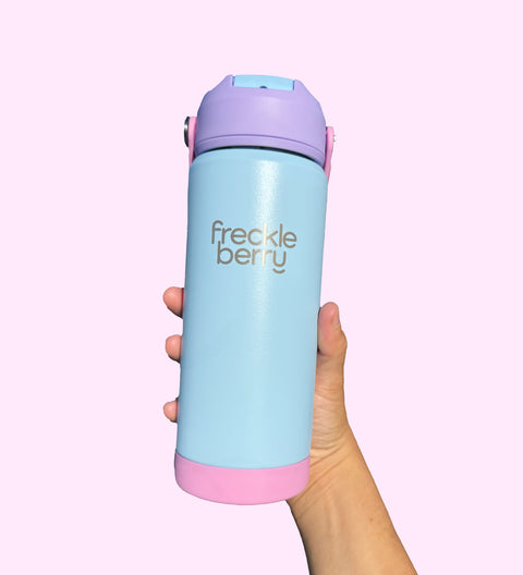 Stay stylishly hydrated with the Freckleberry Steel Flip Drink Bottle in blue, purple and pink. Insulated stainless steel keeps drinks cold for up to 18 hours.